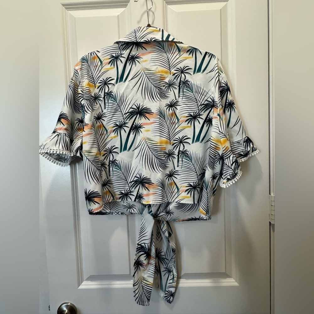 Tropical Print Tie-Front Cropped Blouse - Picture 4 of 4